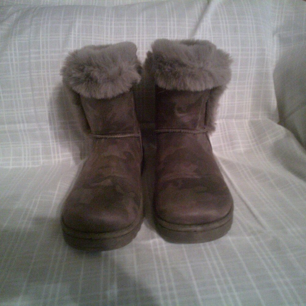 SO Women's Paulina Camo Faux Fur Winter‎ Boot Size 7 USA